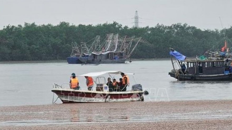 Boat capsizes in Quang Ninh as two recused and four go missing