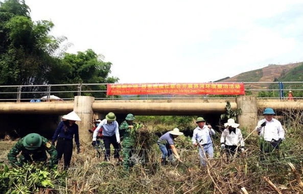 Vietnam, China localities join hands to clean up border river