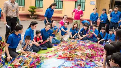 Ngoc Han celebrates Mid-Autumn Festival with poor children