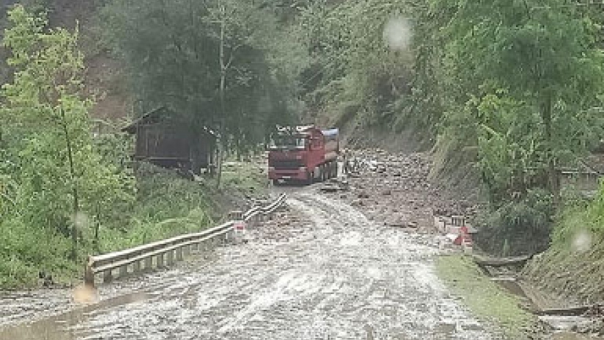 Flash floods, landslides kills 3 in northern Vietnam