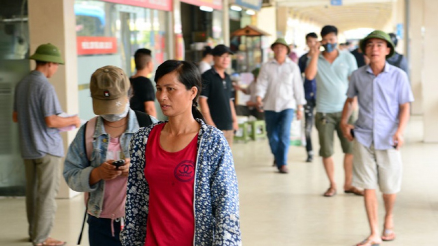 Hanoi residents ignore COVID-19 warnings on public transport 