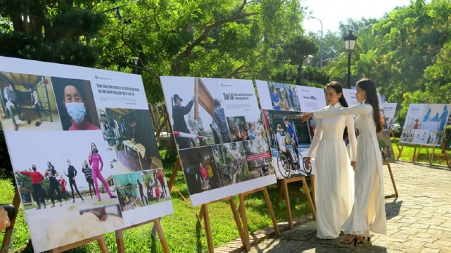 Photo exhibition showcases Vietnamese battle against COVID-19