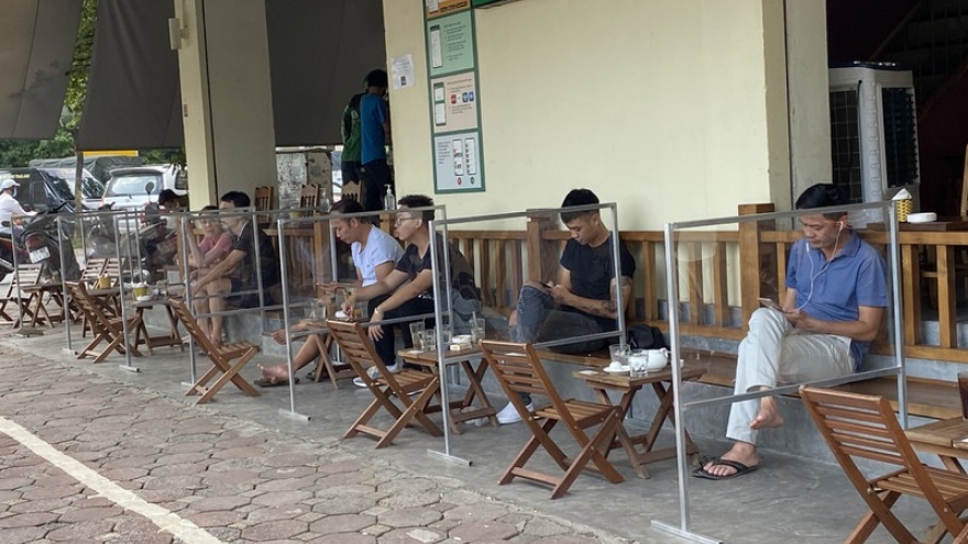 Hanoi restaurants set up ‘shields’ to prevent COVID-19 