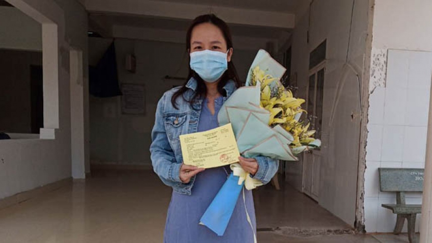 Four COVID-19 patients, with the first one in Dak Lak receive discharge