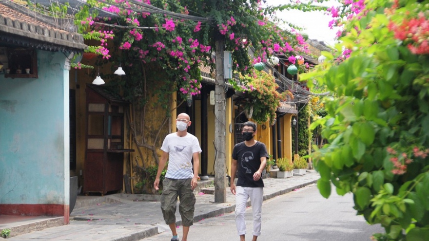 Foreigners offered free COVID-19 testing upon leaving Hoi An