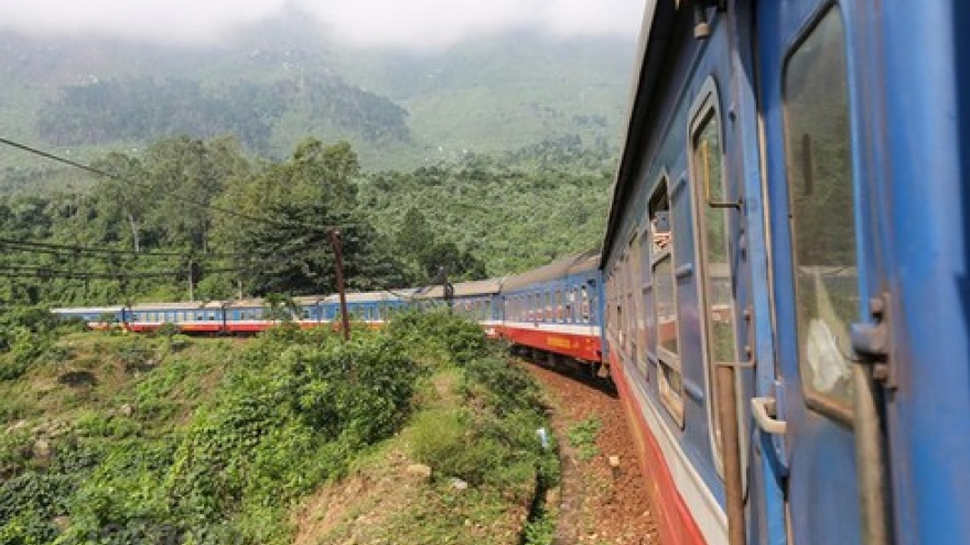 Special train transports 56 Chinese experts to Quang Ngai