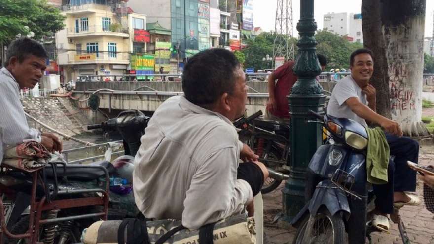 Hanoi market porters struggle to survive COVID-19 outbreak