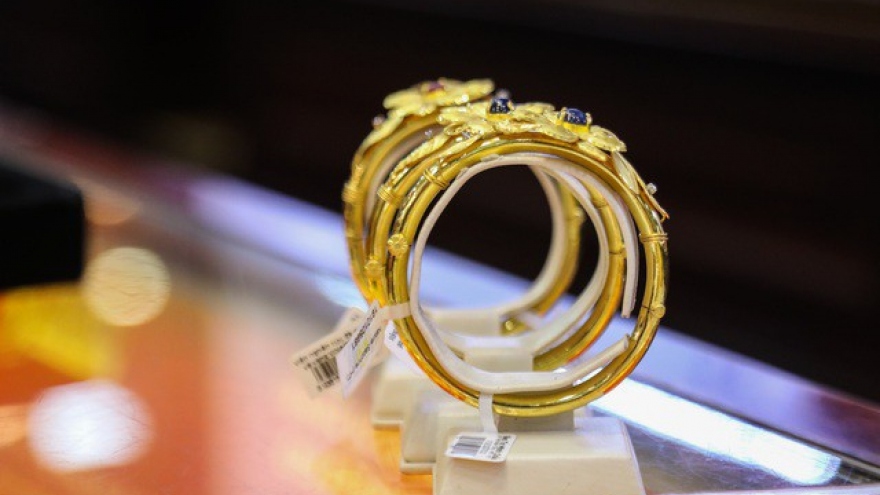Gold prices plummet to nearly VND58 million per tael