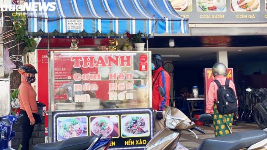 Da Nang social distancing relaxed, residents venture out for food