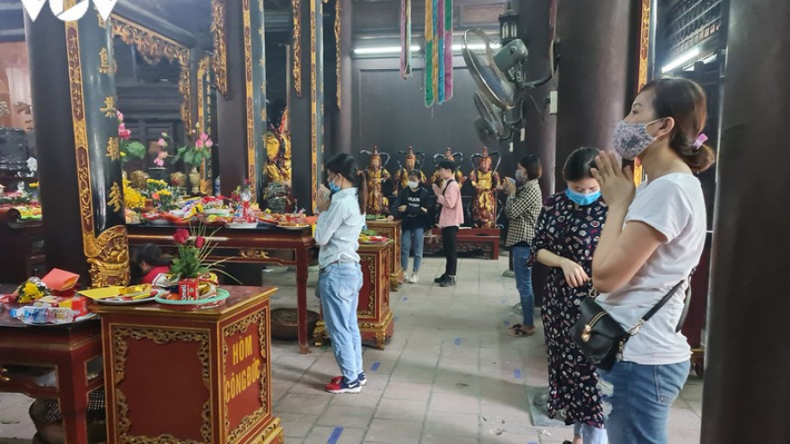 Hanoi pagodas uncrowded during Buddhist festival 