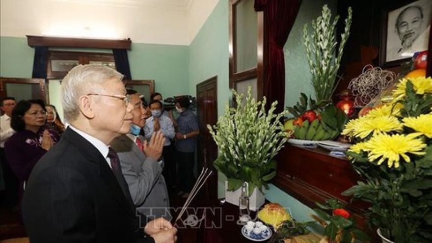 Top Vietnamese leader pays tribute to late President Ho Chi Minh
