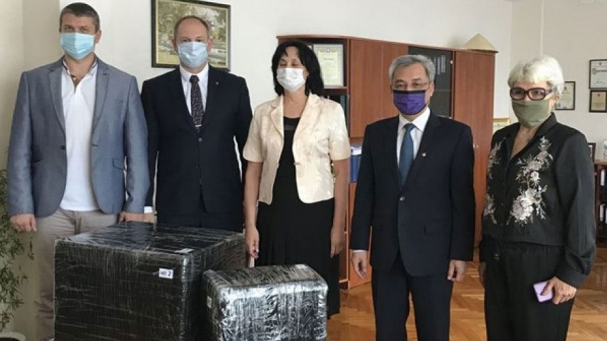 Ambassador visits Kiev-based high school named after President Ho Chi Minh