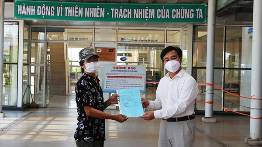 Three more COVID-19 patients receive discharge from Quang Nam hospital