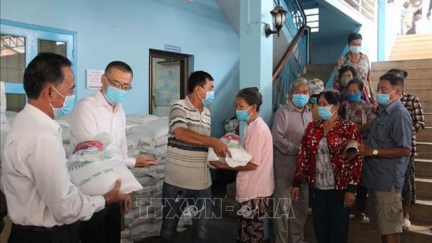 More relief delivered to pandemic-hit Vietnamese Cambodians