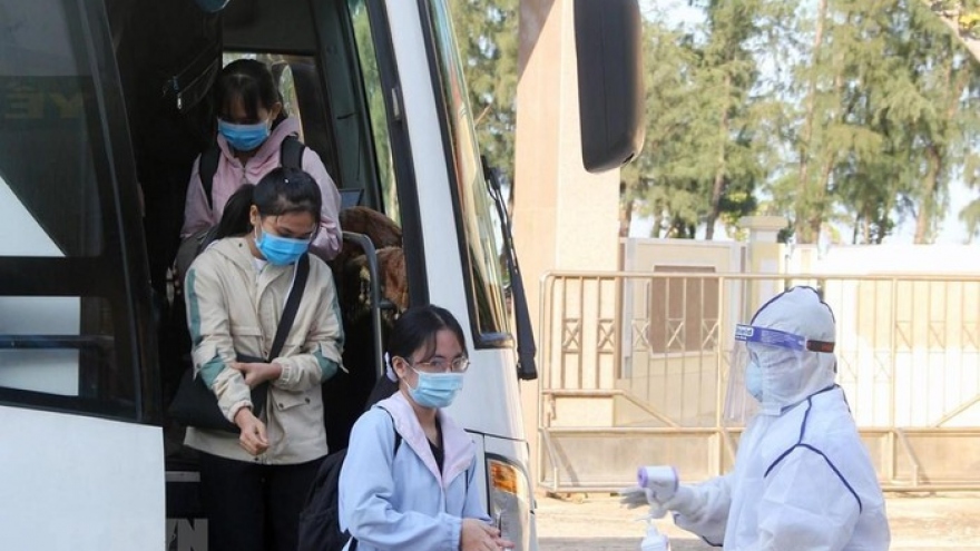 Tourists stranded in coronavirus hotspot arrive in Quang Binh