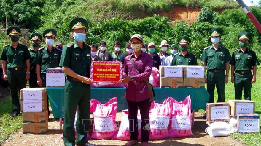 Thua Thien-Hue presents gifts to Laotian military forces and locals