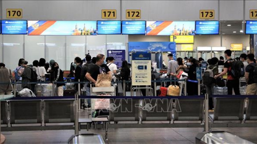 Vietnam Airlines brings home 340 stranded citizens from Russia