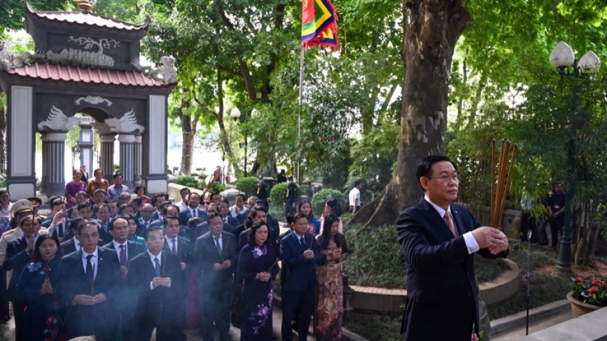 Hanoi leaders offer incense to ancestors in capital to mark liberation day