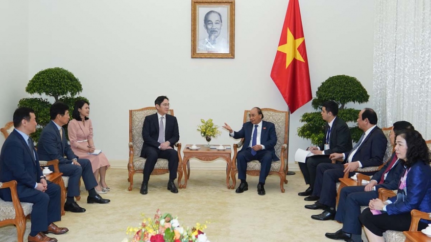 PM pledges best conditions for Samsung Electronics in Vietnam