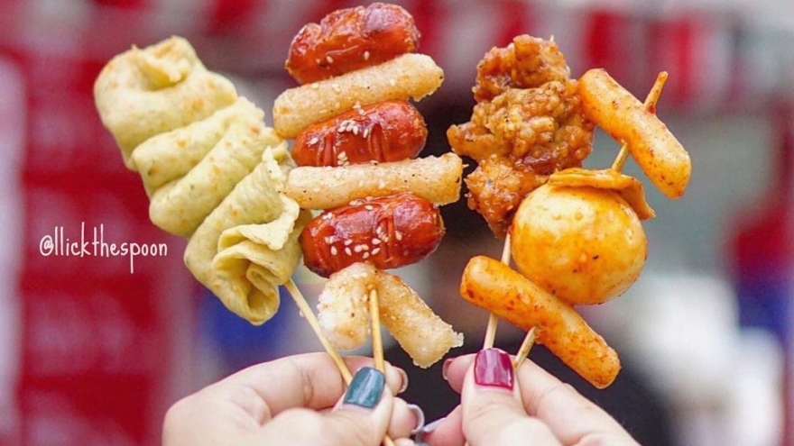 Mouth-watering snacks on Nguyen Hue pedestrian street available at low prices