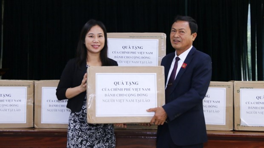 Face masks presented to aid Vietnamese in Laos in COVID-19 fight