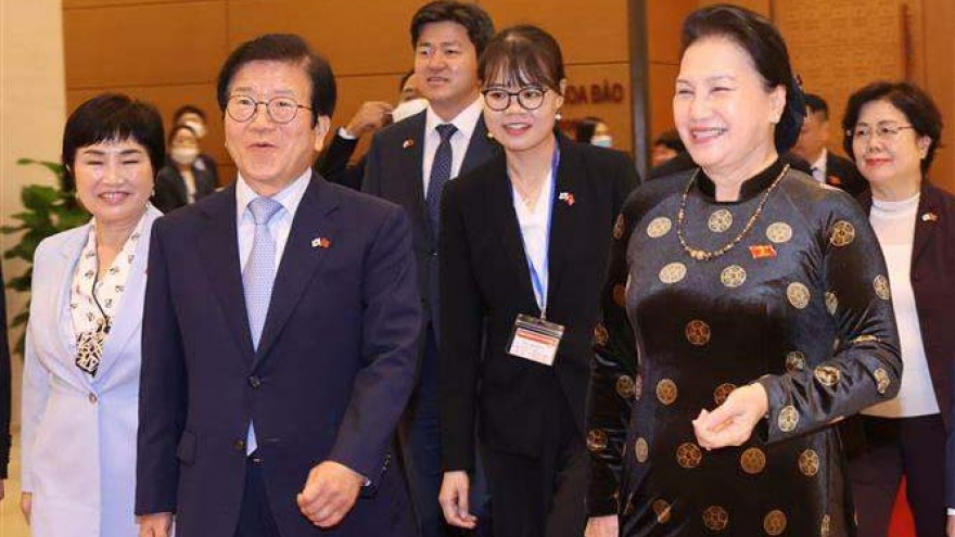 Leading RoK legislator Park Byeong Seug ends Vietnam visit