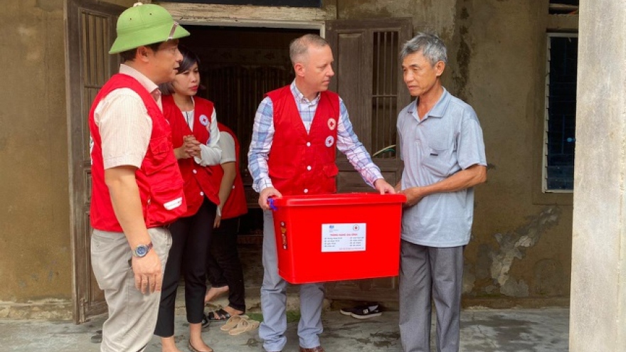 British Ambassador presents gifts to flood victims in Quang Binh 