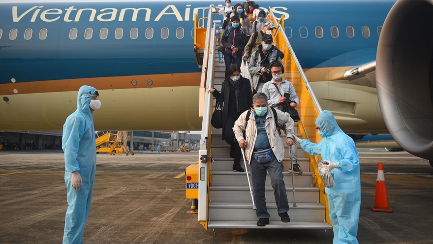 First repatriation flight with full quarantine cost lands in Quang Ninh
