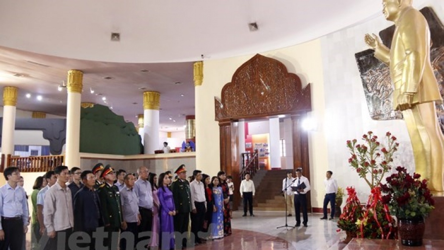 Vietnamese diplomats pay floral tribute to late Lao President Kaysone Phomvihane
