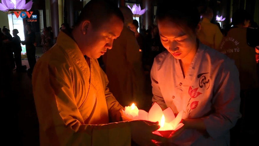Floral lantern festival lights up Yen Tu at night 