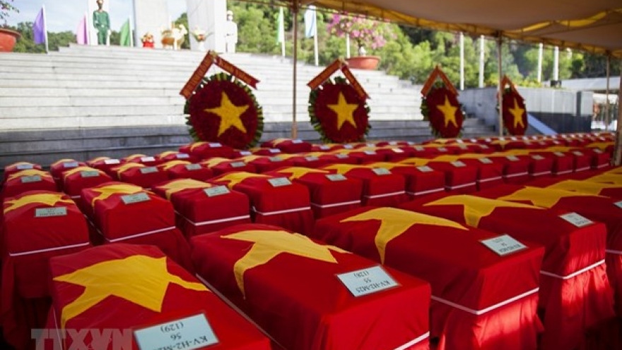 Remains of volunteer soldiers reburied in Kien Giang