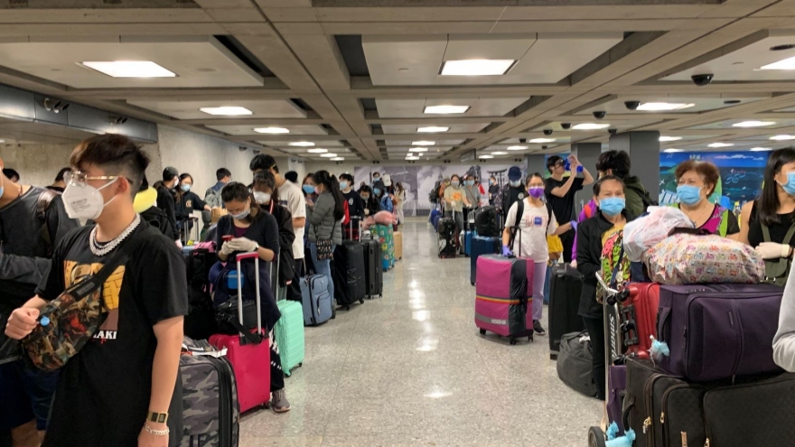 Nearly 360 Vietnamese citizens arrive home safely from US
