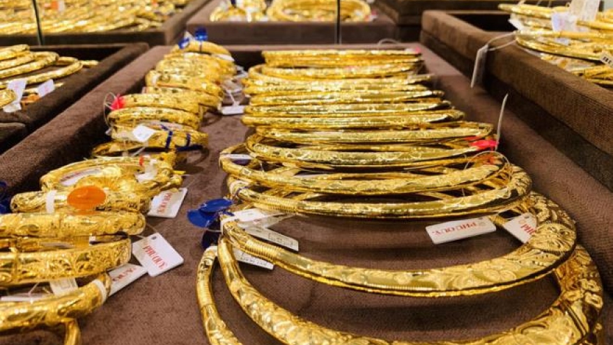 Domestic gold prices climb to record high after four-month lull