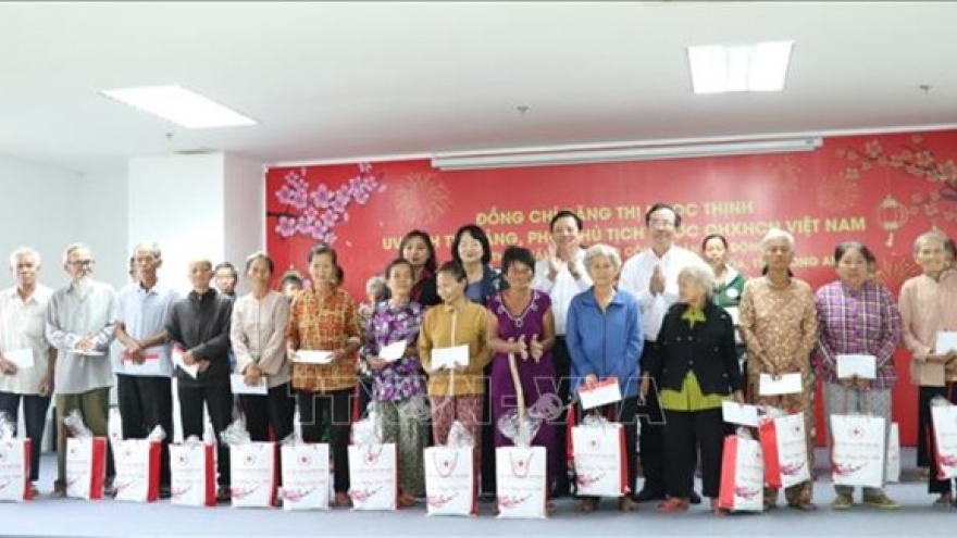 Tet gifts presented to disadvantaged people