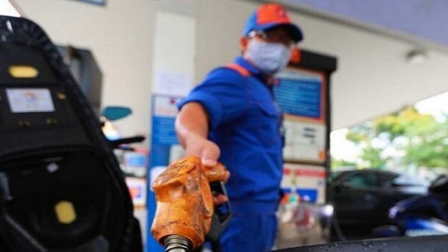 Petrol prices record fifth consecutive increase, up nearly VND400 per litre