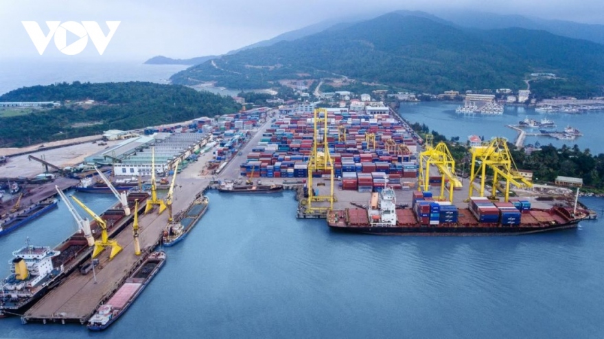 Da Nang Port welcomes first 3 ships on lunar New Year’s Day 