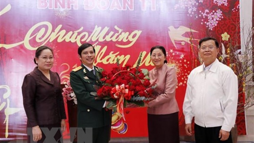 Lao top legislator pays Tet visit to Vietnam’s officers, soldiers working at Laos' NA Hous