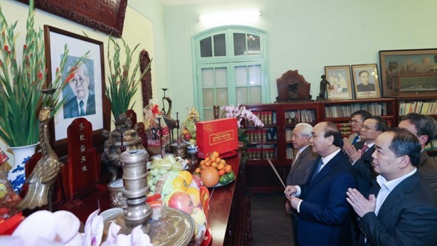 PM offers incense to late Party, State leaders