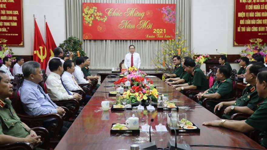Front leader pays pre-Tet visit to Military Zone 9 High Command