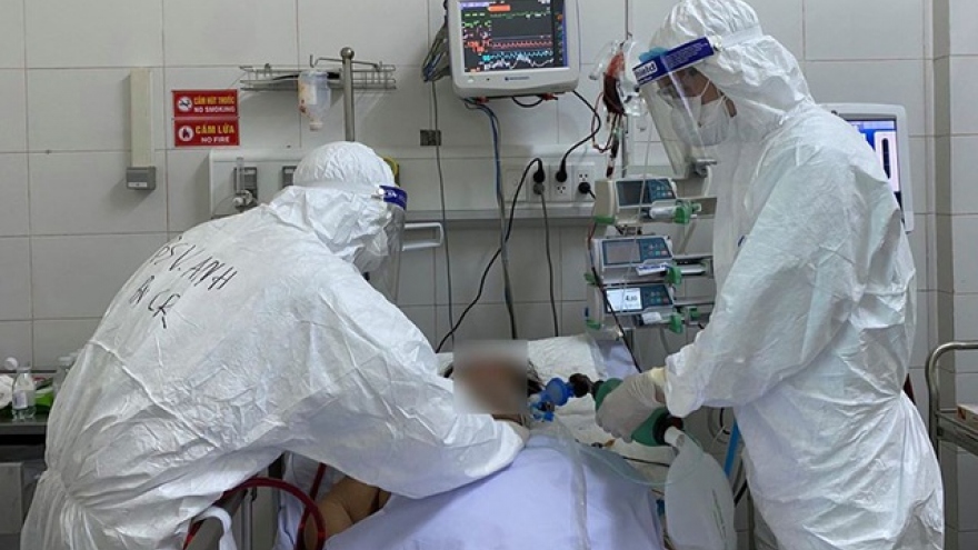 COVID-19 patient in Hanoi relies on ECMO due to critical condition