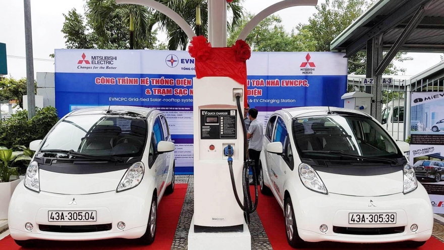 When will Vietnam begin to make electric cars?