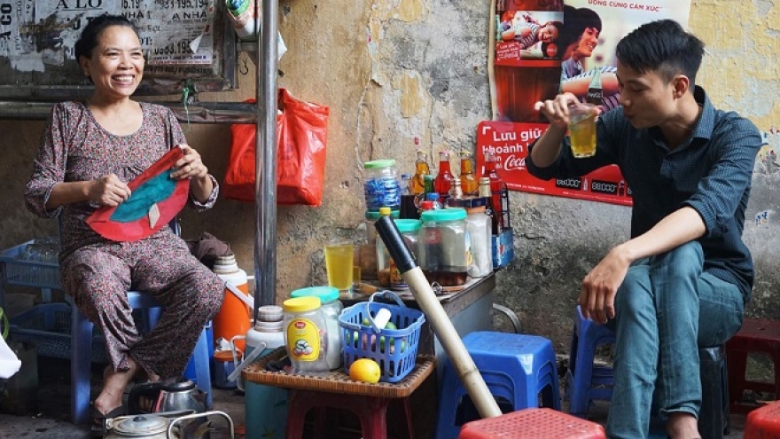 Sidewalk iced tea - an indispensable part of Hanoians' life