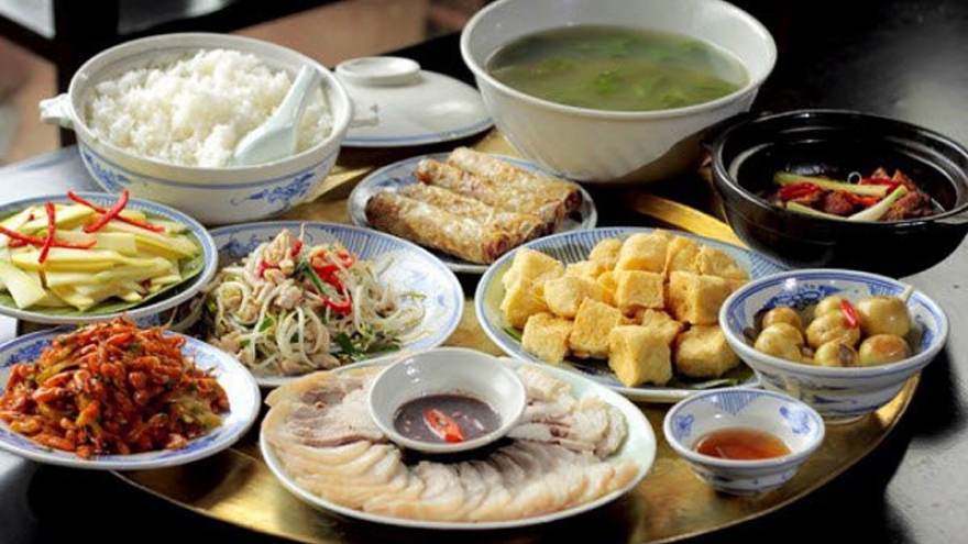 Why are Vietnamese dishes favourites with foreigners?