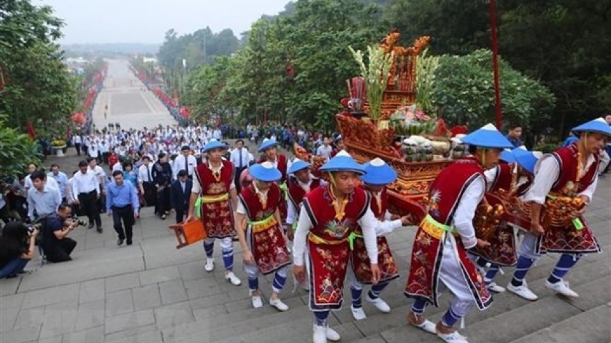 Over 30,000 people flock to Hung Kings Temple