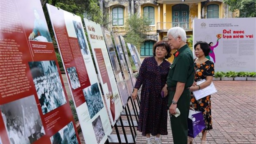 Hanoi photo exhibition celebrates National Reunification Day