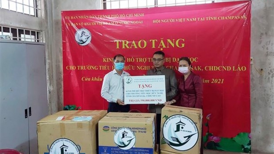 HCM City presents gifts to primary school in Champasak