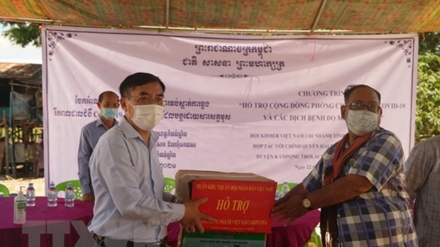 COVID-19 relief aid handed over to Vietnamese Cambodians