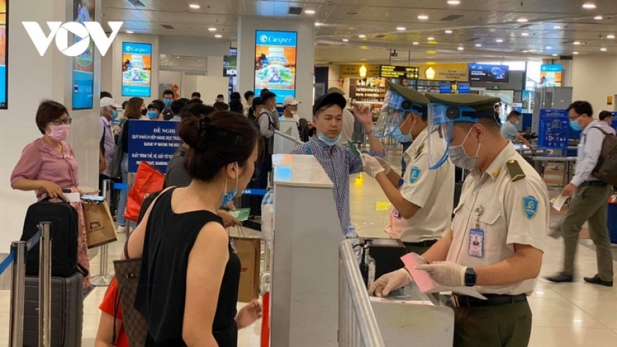 Noi Bai International Airport temporarily halts receiving passengers 