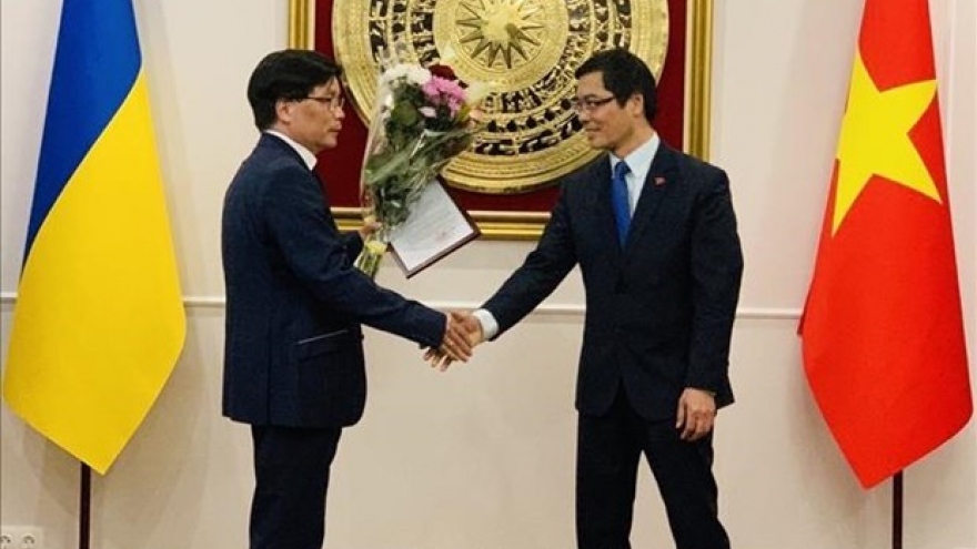 Appointment decision presented to Vietnam’s Honorary Consul General in Ukraine’s Odessa