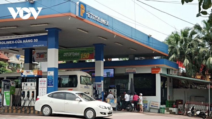 Retail petrol prices hit 15-month record high to nearly VND20,000/l